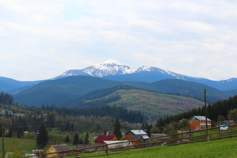 Вид на Говерлу из села Лазещина