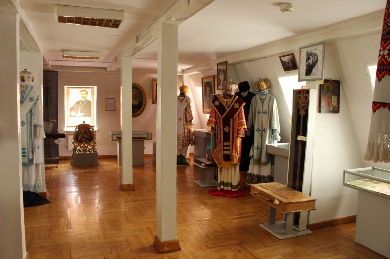 Зал музею історії церкви