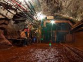Екскурсія в підземний світ: туристи в шахті