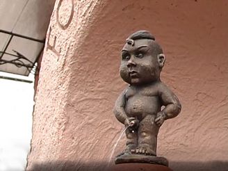 Скульптура Пісяючий хлопчик, Ужгород