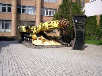 Памятник проходческому комбайну КСП-32