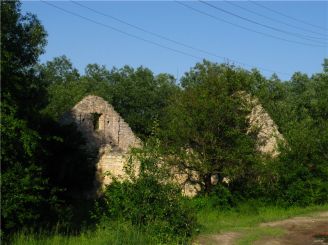 Руины возле церкви