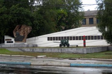 Monument working MASHZAVOD city Druzhkivka