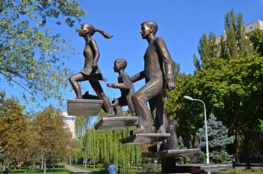 Скульптура «Сходи», Київ
