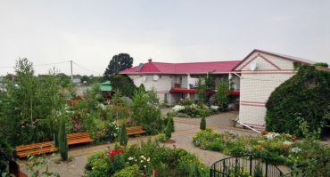 Приватний міні-пансіонат Лелека на даху, Лазурне
