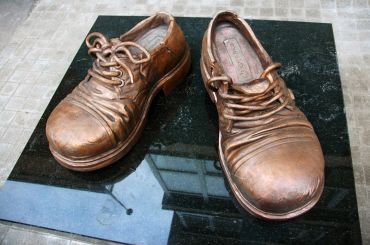 Monument "worn shoes"