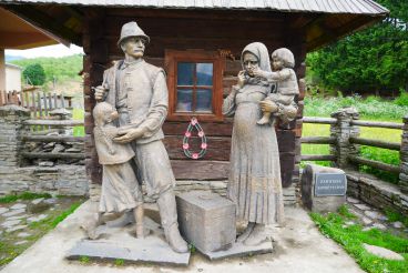 Пам'ятник Заробітчанам, Колочава