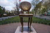 Памятник Ильфу и Петрову «12-й стул»