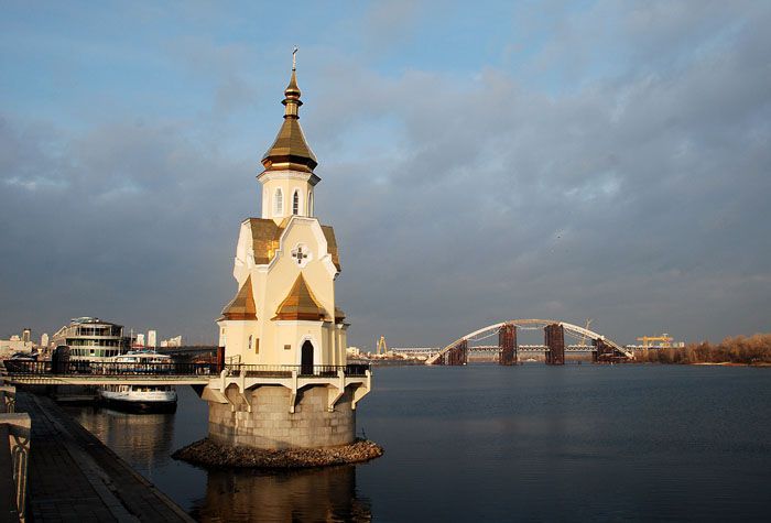 Фото отражение церкви в воде