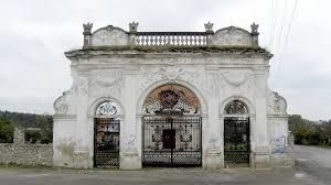 Ворота дворца Баворовских, Остров