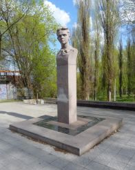 Памятник Володе Дубинину 