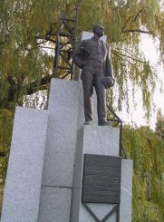 Памятник Строителям набережной, Днепропетровск