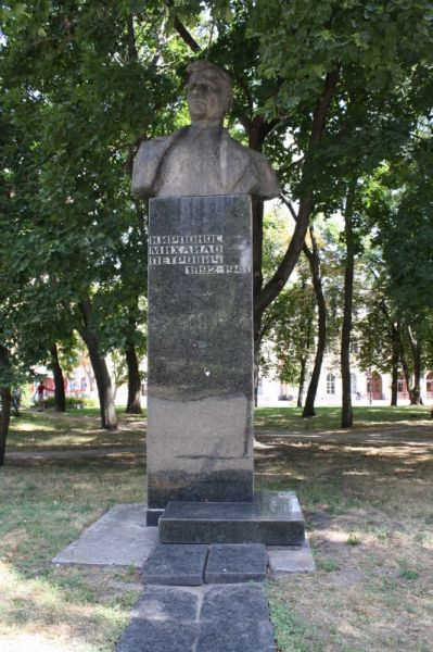 Monument to Mikhail Kirponos, Chernigov: photos, description, address ...
