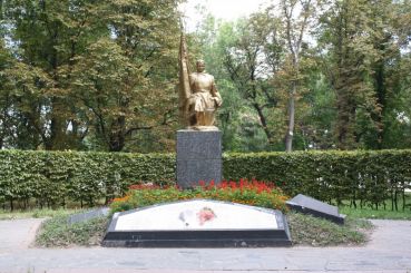 Пам’ятник загиблим воїнам, Чернігів