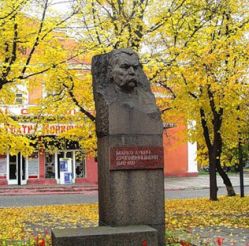 Памятник М. Кропивницкому 