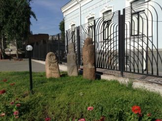 Cкифские статуи возле краеведческого музея