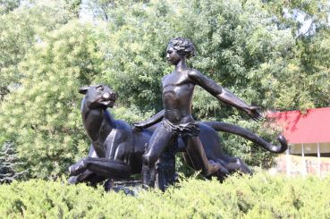 Скульптура Мауглі і Багіра