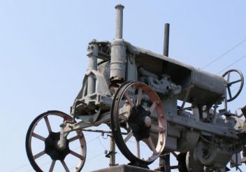 Monument tractor wagon, Lozovatka