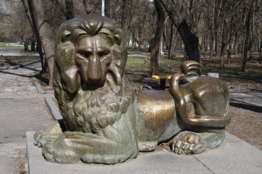 Памятник льву
