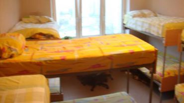 Двоярусне ліжко у чоловічому номері гуртожиткового типу 
