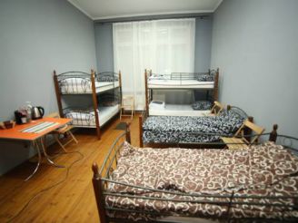 Кровать в общем номере для мужчин и женщин