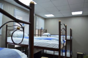 Односпальне ліжко в 6-місному номері гуртожиткового типу