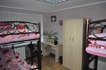 Двоярусне ліжко у жіночому номері гуртожиткового типу 