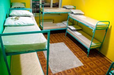 Двоярусне ліжко у 10-місному загальному номері (гуртожиткового типу) для жінок