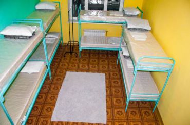 Двоярусне ліжко у 10-місному загальному номері (гуртожиткового типу) для жінок