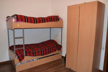Односпальная кровать в общем номере для мужчин и женщин