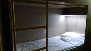 Спальное место на двухъярусной кровати в общем номере для мужчин и женщин