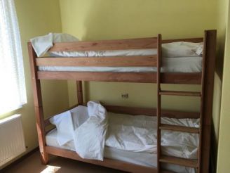 Спальное место на двухъярусной кровати в общем номере для женщин 