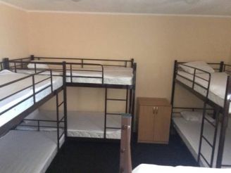 Кровать в общем 8-местном номере для мужчин и женщин