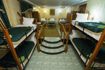 Кровать в общем 10-местном номере для мужчин и женщин