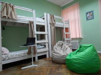 Спальное место на двухъярусной кровати в общем шестиместном номере для мужчин и женщин