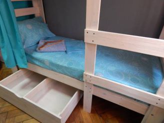 Спальное место на двухъярусной кровати в общем десятиместном номере для мужчин и женщин