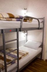 Двоярусне ліжко в чоловічому загальному номері (гуртожиткового типу) 