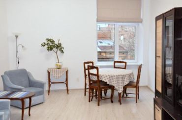 Two room apartment on Doroshenka Street