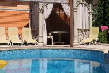 Villa Sonyachna with swimming pool
