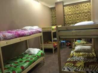 Кровать в общем номере для мужчин и женщин с 10 кроватями