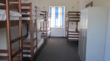 Кровать в общем номере для мужчин с 8 кроватями