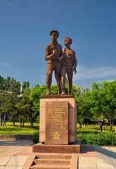 Памятник Шуре Коберу и Вите Хоменко