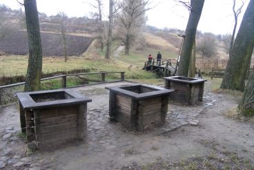 Three Wells, Subotiv